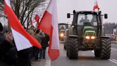 Photo of Протестующие польские фермеры заблокировали тракторами дорогу